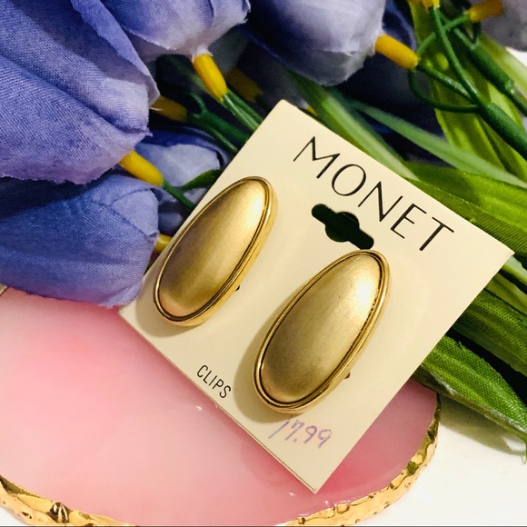 🌹Vintage Monet gold oval shape clip on earring - Picture 14 of 15